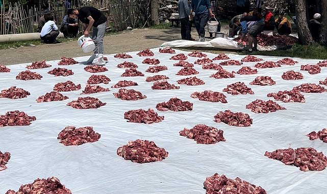 Yüksekova'da 100 yıllık gelenek: 140 kurban kesildi, etler tüm köye eşit dağıtıldı
