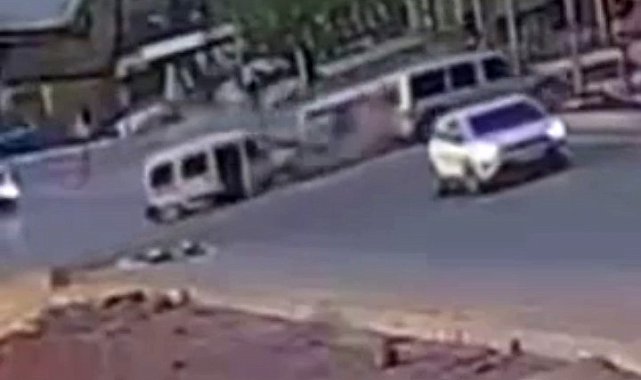 Yüksekova'da 11 kişinin yaralandığı zincirleme kaza kamerada