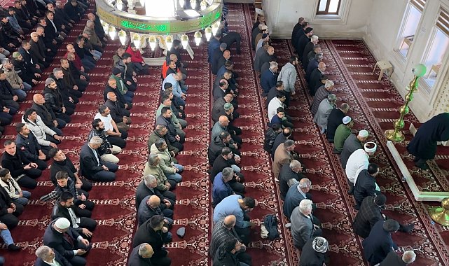 Yüksekova'da bayram namazında vatandaşlar camileri doldurdu
