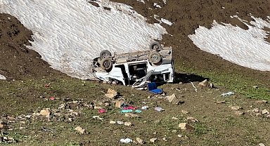 Yüksekova'da pancar işçilerini taşıyan minibüs uçuruma yuvarlandı: 1 ölü, 7 yaralı