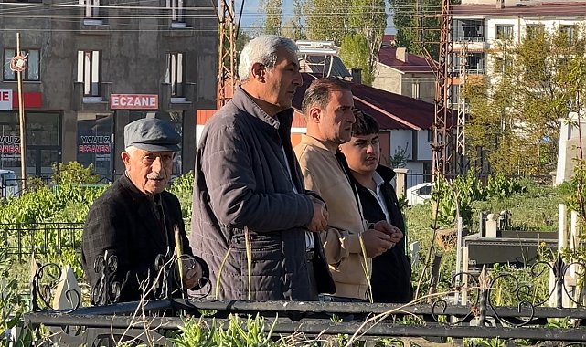 Yüksekova'da vatandaşlar bayram namazı sonrası mezarlıklara akın etti