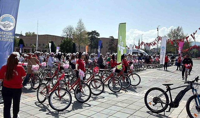 Yüzlerce anne Anneler Günü'nde pedalladı