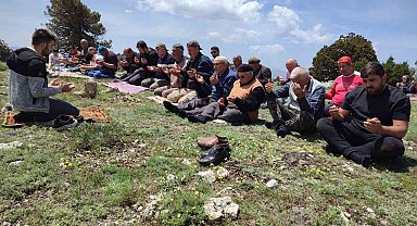 Yüzyıllık şükür geleneği Kimya Dede zirvesinde yaşatıldı