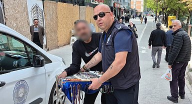 Zabıtanın müdahale ettiği seyyar satıcı basını da görünce şok oldu: "Sen kimsin?"