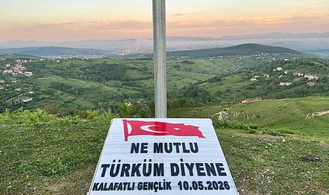 Zonguldak'ta gençler köylerinin zirvesine Türk bayrağı dikti