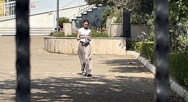 10 saniyeyle hayalleri kapıda kaldı: YKS'ye geç kalan öğrencinin üzüntüsü kameraya yansıdı