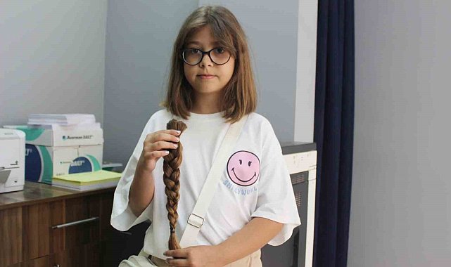 10 yaşındaki Erva, kanser hastaları için saçlarını bağışladı