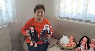 14 yıldır yaptığı bez bebeklerle Şerife Bacı'nın hatırasını yaşatıyor