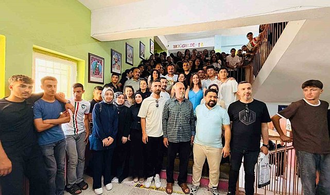 20 yıldır görev yaptığı okuldan alkışlar eşliğinde hüzünle ayrıldı