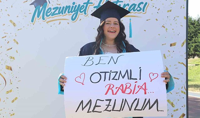 'Otizm' engel tanımadı, genç müzisyen üniversiteden mezun oldu