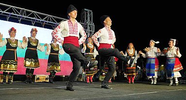 6 ülkeden 18 halk dansları ekibi, 750 dansçı Ayvalık'ta kültür köprüsü kurdu