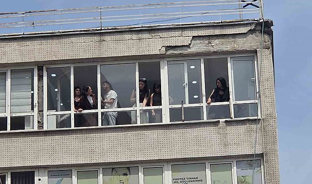 8 katlı iş hanından düşen sıva parçaları 2 kişiyi yaraladı