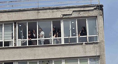8 katlı iş hanından düşen sıva parçaları 2 kişiyi yaraladı
