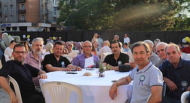 83 yaşındaki öğretmen yıllar sonra öğrencileriyle buluştu
