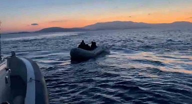 Adalar Denizi'nde sürüklenen 32 göçmen kurtarıldı, kaçmaya çalışan 14 göçmen yakalandı