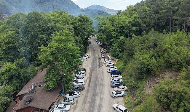 Adana Kozan'da mesire alanları doldu, mangal dumanları gökyüzüne yükseldi
