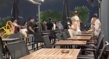 Adana'da AVM'de sandalyeli kavga: Kadınlar arada kaldı