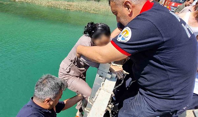 Adana'da köprüden düşen kadın itfaiye ekiplerince kurtarıldı
