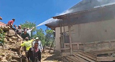 Adana'nın Feke ilçesinde yangın çıkan ev kullanılamaz hale geldi