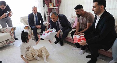 Ağrı Valisi Bozkurt, evde eğitim gören öğrencinin karne sevincine ortak oldu