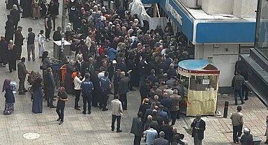 Ağrı'da sosyal yardım kuyruğu! Halkbank'a acil önlem çağrısı