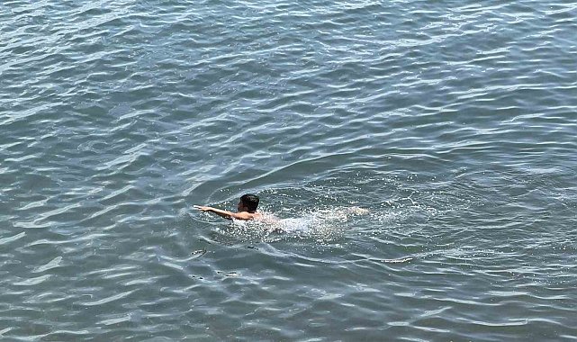 Ahlat'ta çocuklar Van Gölü'nün keyfini çıkardı