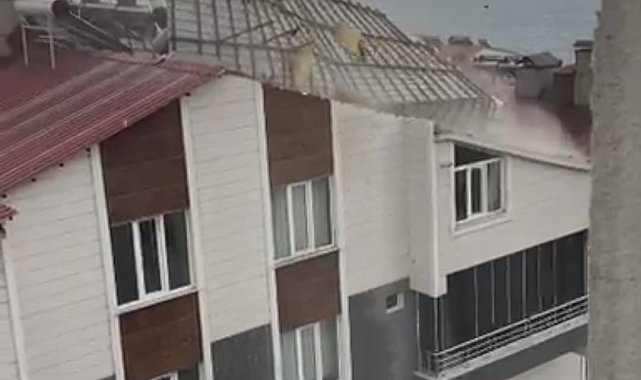 Ahlat'ta fırtına çatıları uçurdu