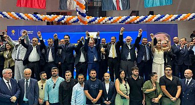 AK Parti'ye Manisa'da toplu katılım: 612 kişiye rozet takıldı