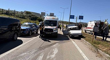 Aksaray'da otomobil minibüse çarptı: 8 yaralı