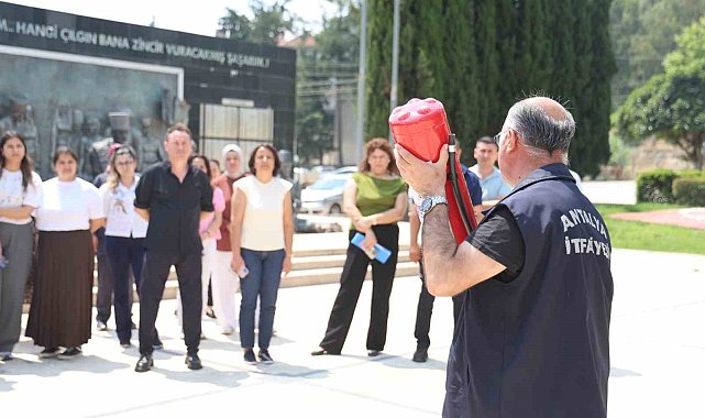 Aksu Belediyesi'nde personele yangın eğitimi ve tatbikatı