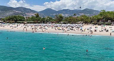 Alanya'da hava sıcaklığı 30 dereceyi gördü, turistler sahile koştu