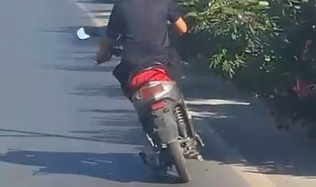 Alanya'da motosiklet üzerinde ayakta ilerleyen sürücünün tehlikeli yolculuğu kamerada