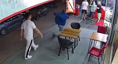 Alkolik adam esnafın korkusu oldu: Bir kadına bıçakla saldırdı, ayağı kayıp yere düştü