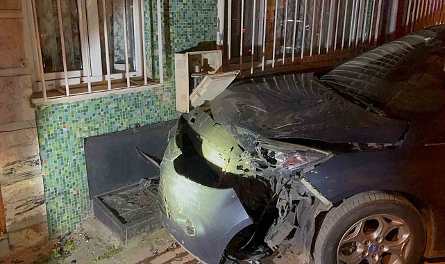 Alkollü sürücünün çarptığı araç doğal gaz kutusunu patlattı: Mahalleli sokağa döküldü