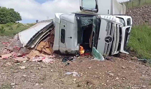 Amasya'da tavuk eti yüklü tır şarampole uçtu: 2 yaralı