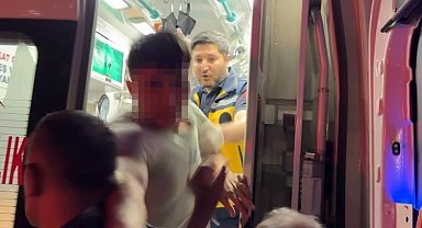 Ambulanstan fırlayıp gazeteciye böyle saldırdı