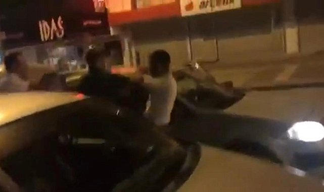 Ankara'da iki sürücü trafikte yumruklu kavga etti