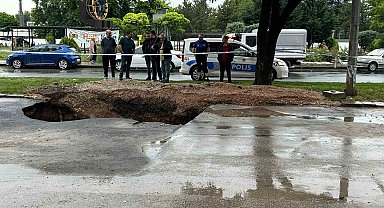 Ankara'da sağanak sonrası yolda çökme meydana geldi