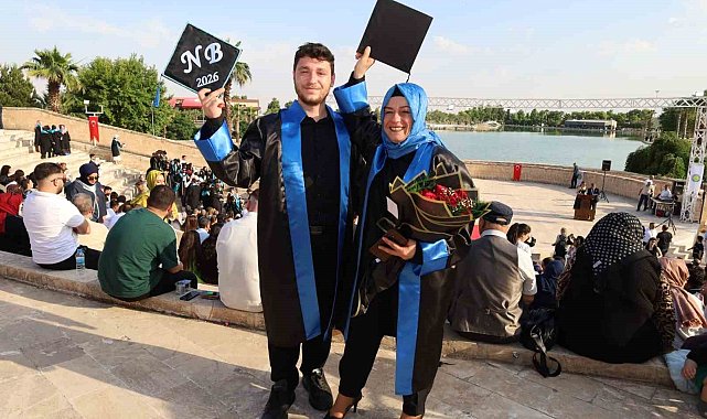 Anne ile oğlu aynı sıradan mezun oldu