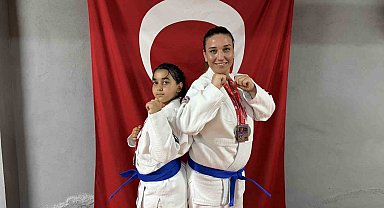 Anne ve kızı minderde birlikte şampiyonluklara koşuyor