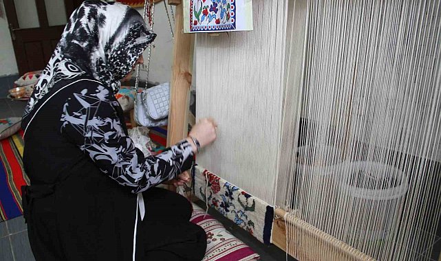 Annesinden öğrendiği sanatı yaşatıyor
