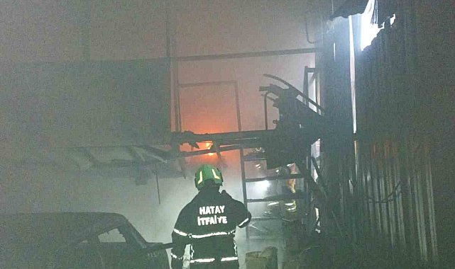Antakya'da iş yeri alevlere teslim oldu