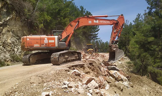 Antalya 'da Büyükşehir ekiplerinden yol mesaisi