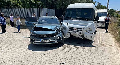 Antalya'da okul servisi otomobille çarpıştı: 7'si anaokulu öğrencisi 9 yaralı