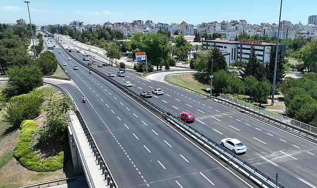 Antalya'da kavşak girişi üç şeride çıkarılarak genişletildi