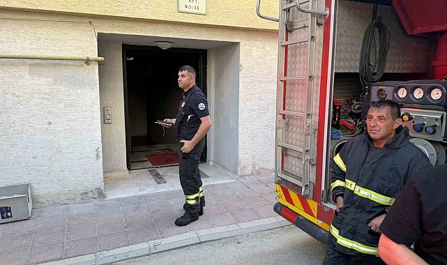 Apartman girişinde çıkan yangında 2 kişi dumandan etkilendi