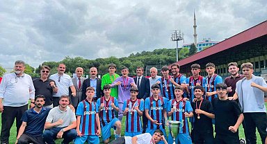 Araklı Saffet Çebi Lisesi'nin şampiyonluk sevinci