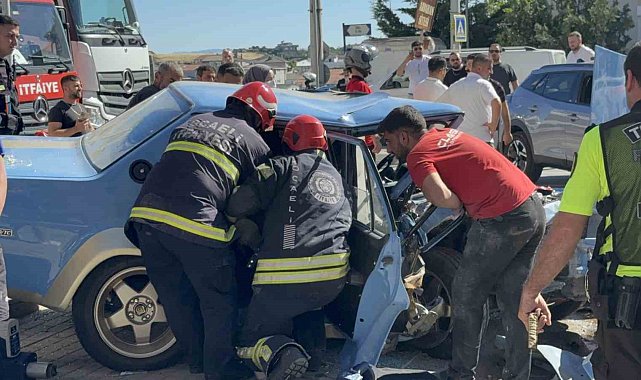 Ardı ardına şerit değiştiren sürücü kaza yaptı: 3 yaralı