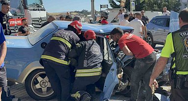 Ardı ardına şerit değiştiren sürücü kaza yaptı: 3 yaralı