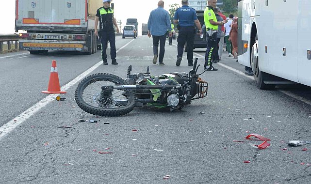 Arızalanan otobüse çarpan motosiklet sürücüsü, otomobilin çarpması sonucu can verdi